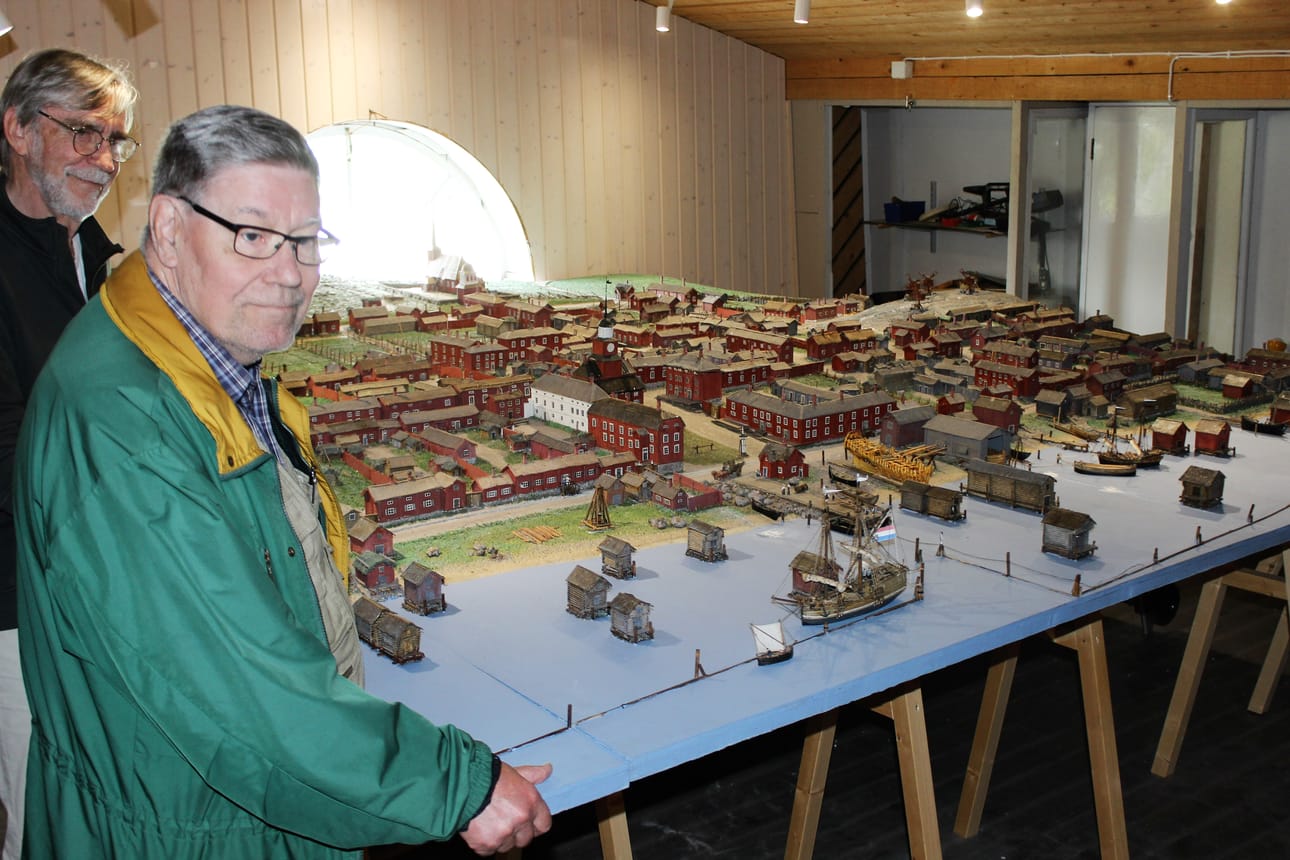 Tarmo Suomalainen (etualalla) luovutti tekemänsä pienoismallin Kristiinan merihistoriallisen yhdistyksen puheenjohtajalle Christer Norrvikille.