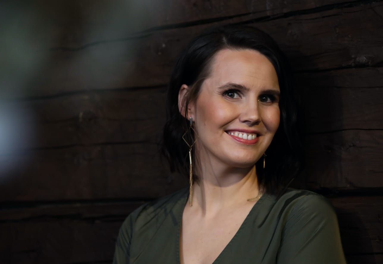 Anne Mattila odottaa puolisonsa kanssa ensimmäistä lastaan. – Kaikki on mennyt hyvin, kahdeksannella kuulla raskaana oleva artisti kertoo.