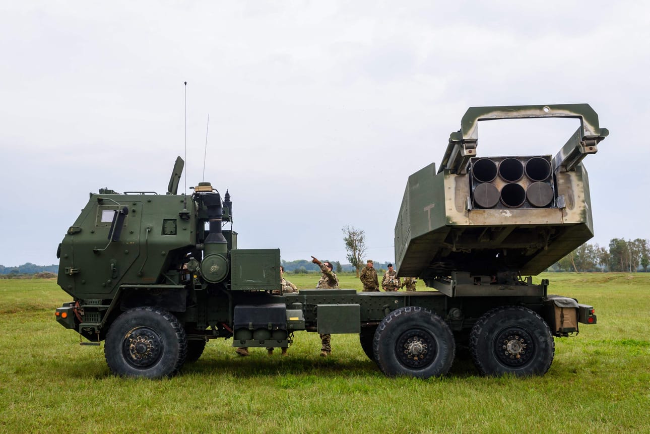 Esimerkiksi Ukrainan vastarinnan symboliksi nousseiden Himars-rakentinheittimien ammukset ovat raportin mukaan loppumassa. LEHTIKUVA/AFP