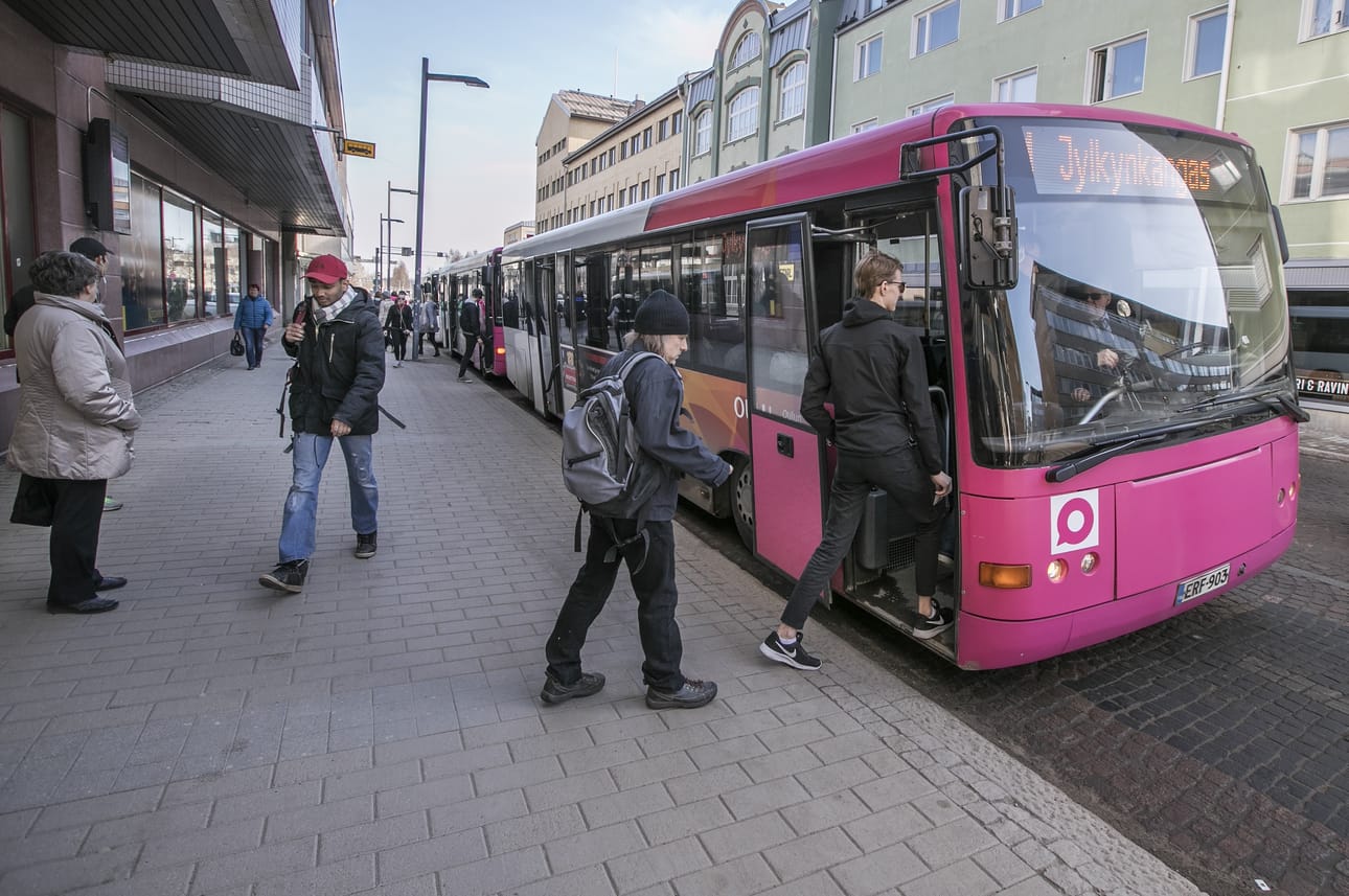 Käteisen rahan käyttö busseissa lopetetaan toistaiseksi maaliskuun lopussa.