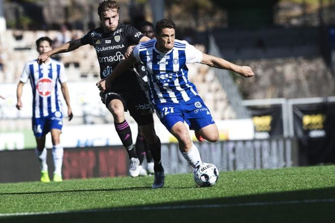 SJK:n Daniel Håkans (vas.) varjosti HJK:n Filip Valencicia. Kuva: Lehtikuva/Roni Rekomaa