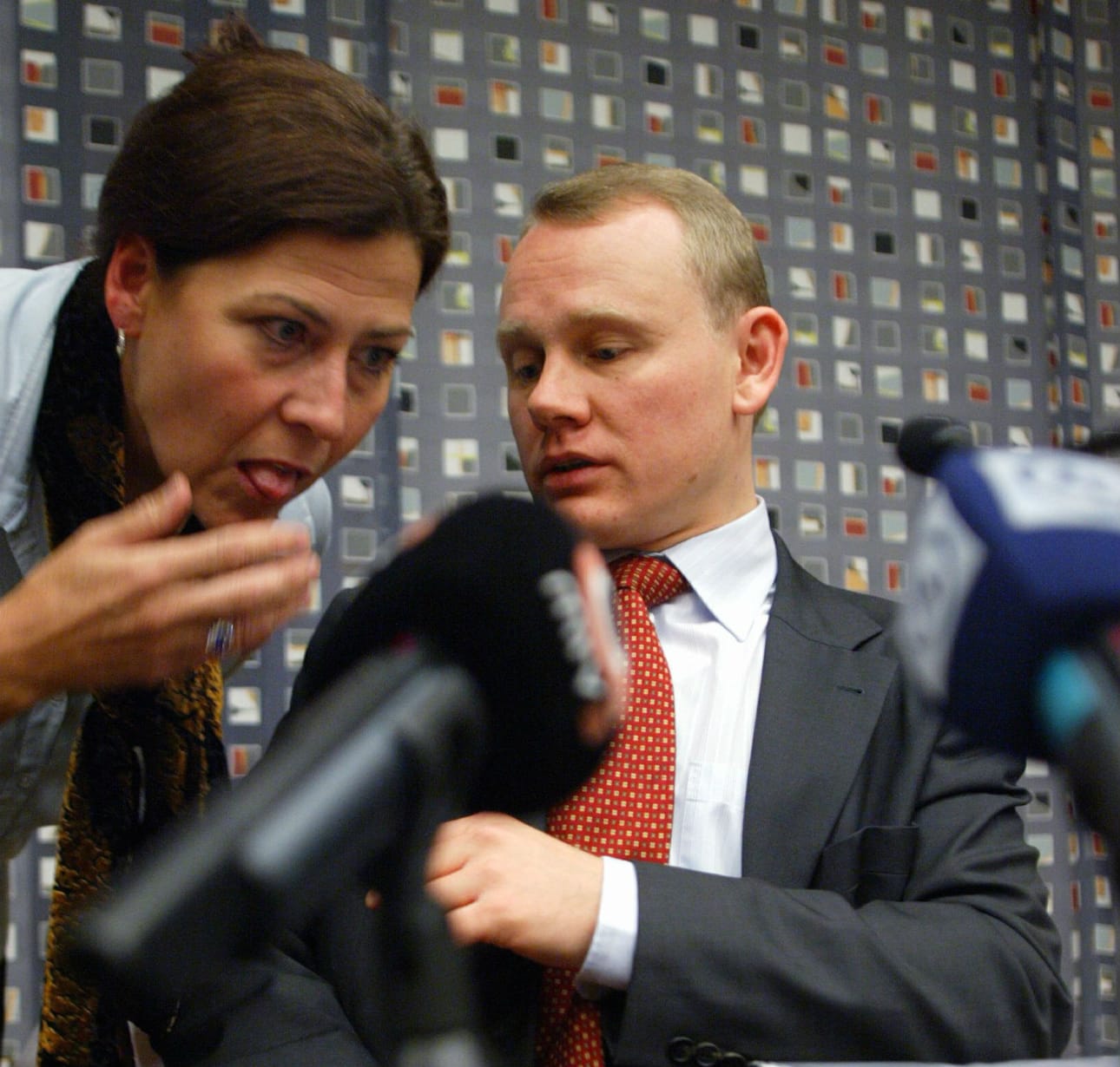 Timo Räty ja Hilkka Ahde kuvattuna tiedotustilaisuudessa marraskuussa 2004.