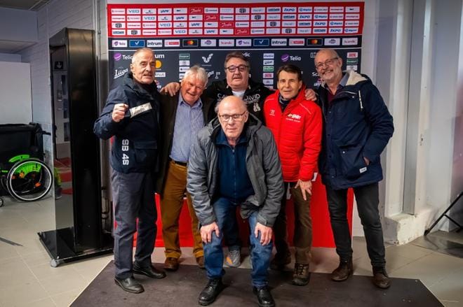 Vaasan Sportin liigaan vuonna 1975 nostaneesta joukkueesta kuusi pelaajaa vietti leppoisan illan aluksi ruokaillen ja sitten Sport-Kärpät ottelua katsellen. Jorse Suokko, Kalevi Hasi, edessä maalivahti Bertil Englund ja hänen takanaan Raimo Brax, Kari Helander sekä Bengt Österholm. KUVA: PASI SUOKKO