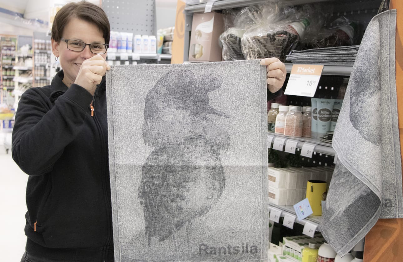 Hanna Tolonen esitteli K-Market Rantsilaan myyntiin teettämäänsä Rantsila-tuotetta joka toimii sekä pyyhkeenä että saunapeflettinä.