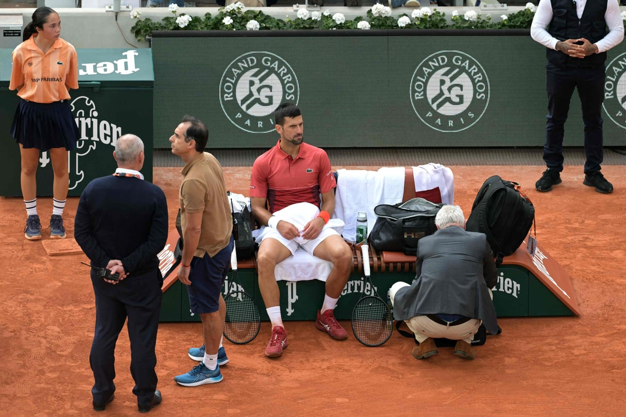 Novak Djokovic loukkasi polvensa maanantaina ottelussa Argentiinan Francisco Cerundoloa vastaan. Serbialaissuuruus tähdensi sittemmin, että kivut olivat ehdottomasti häirinneet häntä ottelun aikana. LEHTIKUVA/AFP