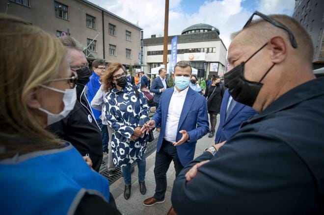 Kurikan kokoomuksen Mikko Säntti, Anna-Liisa Myllymäki ja Jarmo Latvala tapasivat politiikan syyskauteen valmistautuvan puheenjohtajansa Seinäjoen Keskustorilla. KUVA: JAAKKO ELENIUS