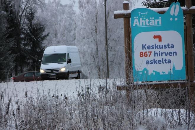 Ähtärissä on eläinpuistokaupungille oikein hyvin sopivia tienvarsikylttejä. KUVA: REIJO HEIKKILÄ
