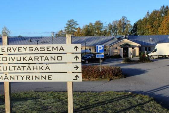 Isojoen kunnanhallitus päätti, että kunta aloittaa neuvottelut Kirkonkylän keskustassa sijaitsevien sosiaali- ja terveysalan kiinteistöjen myymisestä. KUVA: MINNA ZILLIACUS
