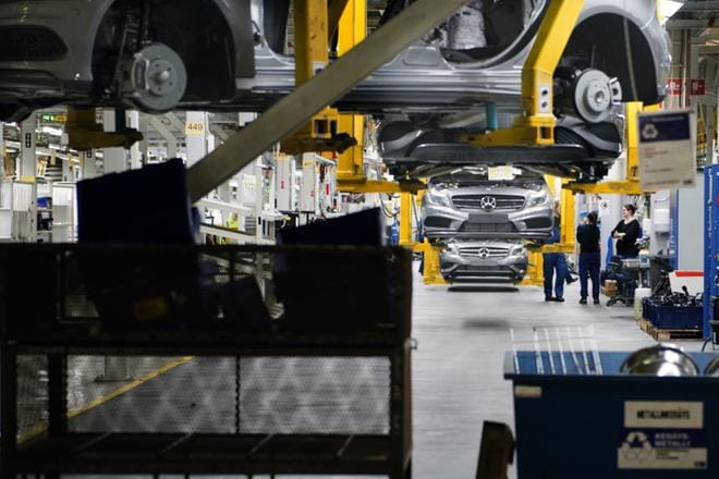 Valmet Automotiven Uudenkaupungin autotehtaalla käy pääluottamusmiehen mukaan jo noin 4 500 ihmistä päivittäin. KUVA: Kimmo Penttinen / Arkisto