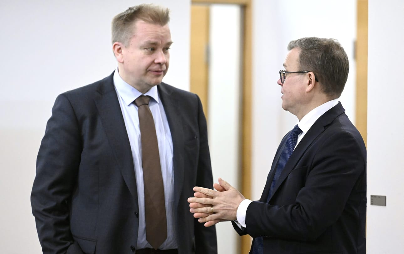 Keskustan Antti Kaikkonen (vas.) haluaa pääministeri Petteri Orpolta ilmoituksen hyvinvointialueista eduskunnalle.