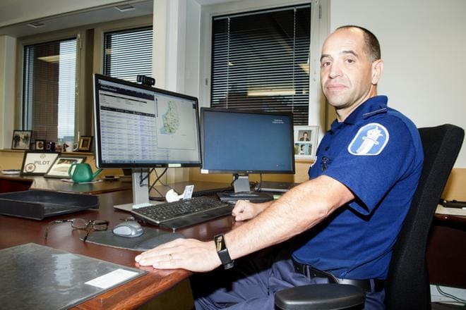 Ylikomisario, poliisin liikenneturvallisuuskeskuksen johtaja Dennis Pasterstein näyttää liikennevalvontakameroitten paikkoja kartalta. Kuva: Kimmo Penttinen
