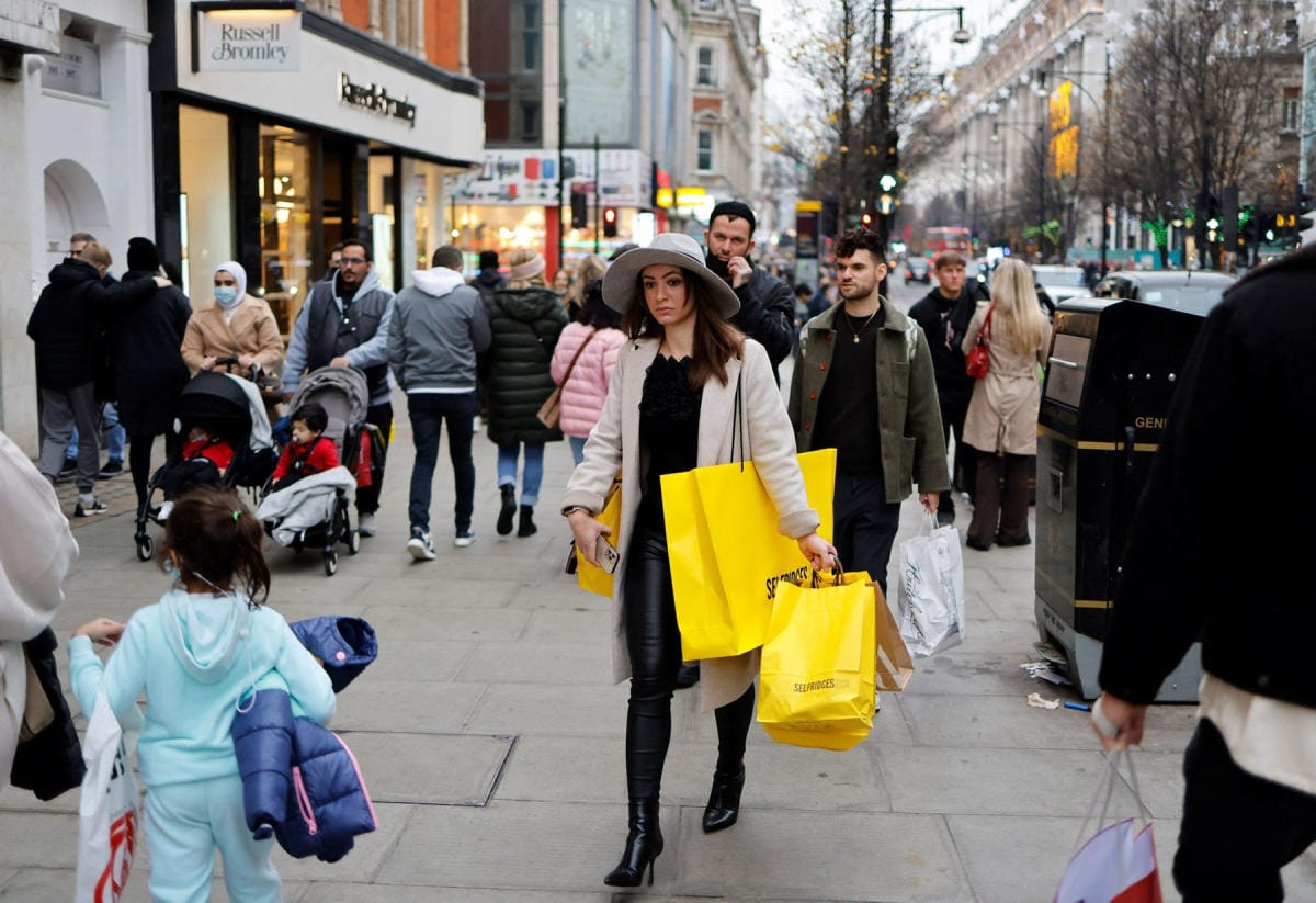 Jouluostoksilla olevia ihmisiä lauantaina Oxford Streetillä Lontoossa. Lehtikuva/AFP