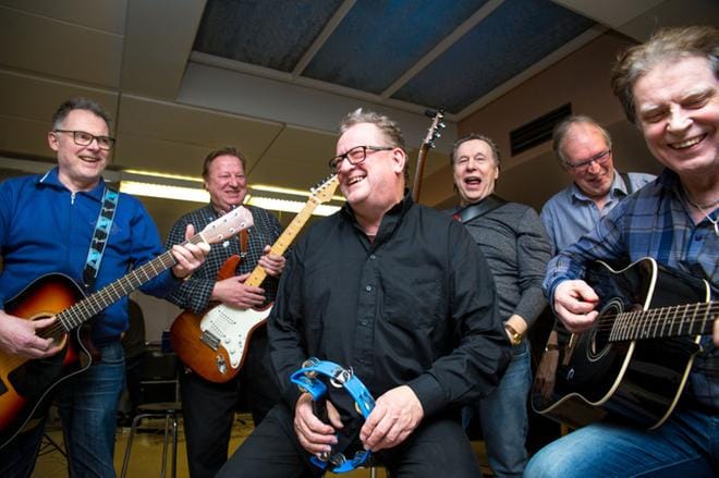 Gubbrockarnassa 20 vuotta viihtyneet Esa Laikka, Aarno Saari, Roffe Sahlström, KG Wigren, Peter Björkas ja Bo-Leo Hortans toteavat, että heidän harjoituksissaan eniten käytetty soitin on toisinaan suu. – Kapellimestarimme Roffe pitää onneksi järjestyksen yllä, jos harjoitukset eivät tahdo mennä eteenpäin, Wigren nauraa. Kuvat: Paula Kaskimaa
