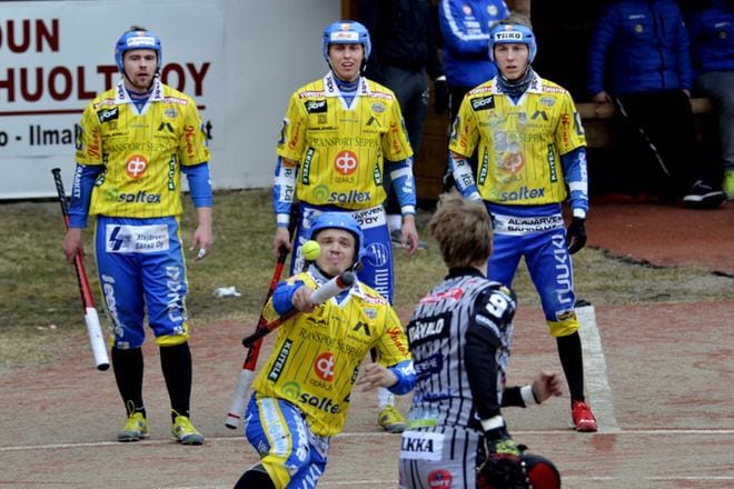 Severi Piispanen näppää, taustalla Sasu Iivarinen, Ville Keltikangas ja Nestori Yli-Sissala. Ankkurit kohtaa vappuna harjoituspelissä vielä Koskenkorvan. KUVA: MARKKU TURPELA.