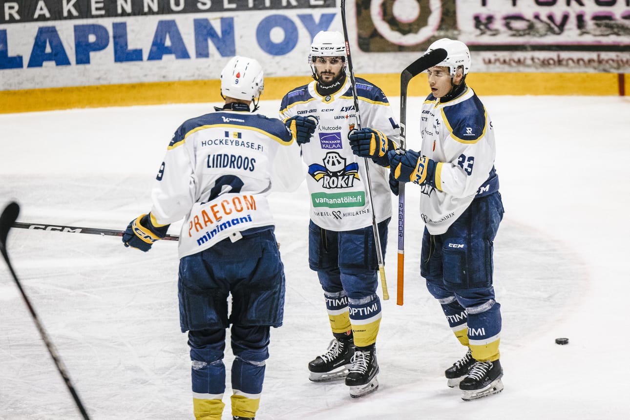 Liam Izyk (kesk) teki RoKin kuudesta maalista neljä. Valtteri Lindroos ja Juho Heinonen paiskasivat tassua.