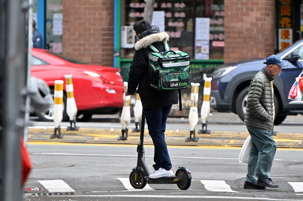 Ruoankuljetuspalvelu Uber Eats aloittaa toimintansa Suomen markkinoilla Helsingistä, josta se laajenee tämän kuun aikana Espooseen ja Tampereelle. Muihin kaupunkeihin Uber Eats aikoo laajentua myöhemmin.