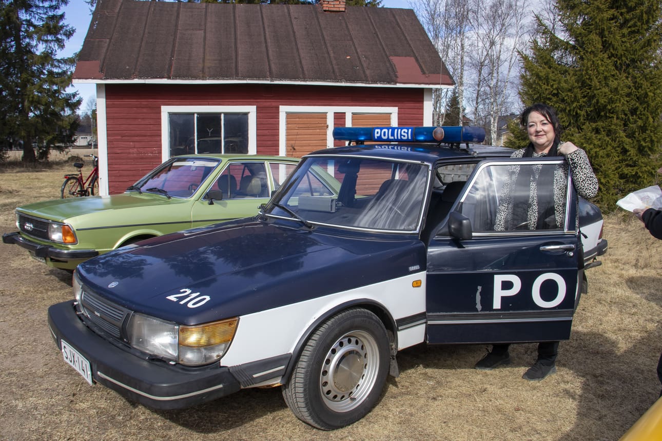 Kansanedustaja Merja Rasinkankaalle (ps.) poliisiauto on ollut vuosikausia tuttu työväline. Saab herätti runsaasti muistoja.