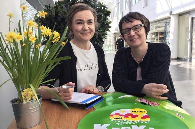 Marjo Pirhonen (vas.) ja Elina Mäki-Opas luottavat yhteistyön voimaan tapahtumajärjestelyssäkin. Kuva Virpi Kupiainen-Ämmälä