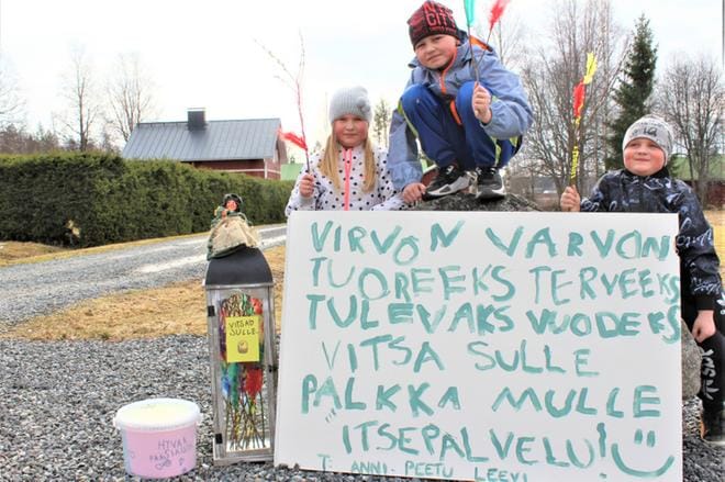 Anni, Peetu ja Leevi tekivät yhdessä äitinsä Elinan kanssa itsepalvelu-virpomiskioskin kotitien päähän Koppelonkylään Isojoelle. KUVA: LOTTA KALLIO