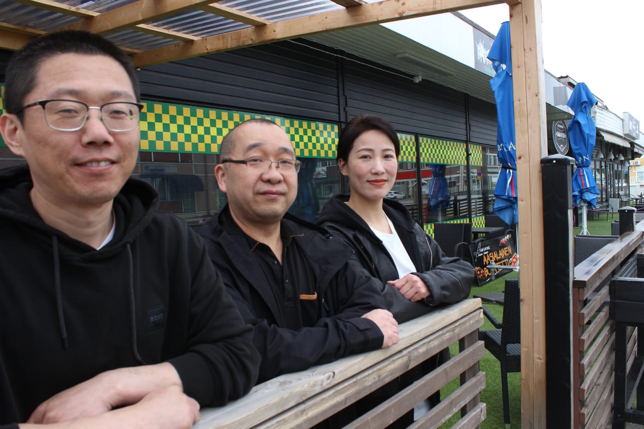 Chengchai Mu (oik.), Kui Lin (keskellä) ja Weiming Zeng perustavat uuden ravintolan Kristiinan keskustaan.