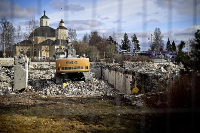 Kurikkaan aiotaan lähivuosina rakentaa muun muassa uusi kaupungintalo. Tässä puretaan vanhaa vuonna 2014. Myös väliaikaisista tiloista on jouduttu siirtyä väistöön. ARKISTOKUVA: TOMI KOSONEN