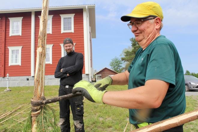 Ähtäriläinen Kari Härkönen opetteli vitsaksien tiukkaa sitomista riukuaitakurssilla lauantaina. Taustalla työtä seurasi asiantuntijasilmin Matti Finni Ylistarosta. KUVAT: MINNA HIIRONEN