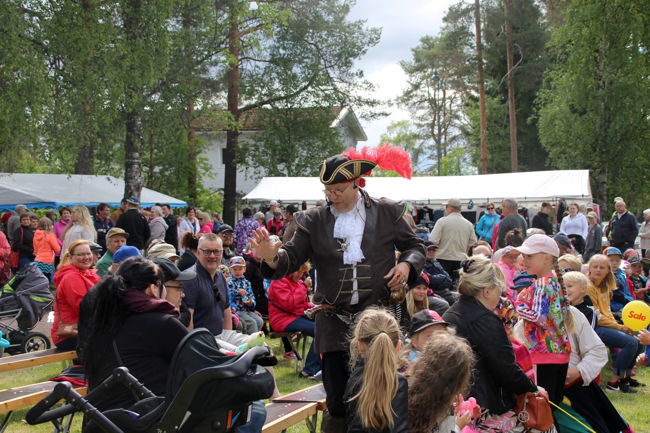 Etenkin lapsia riemastuttaneella Kapteeni-Kaskelotilla oli aikaa käydä tervehtimässä pitäjäpäiväväkeä eturiviä laajemminkin.