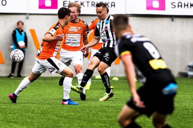 Vaasan Palloseuran Juha Hakola (keskellä) oli ottelun näkyvin pelaaja. Hakola laukoi kauden kuudennen osumansa, syötti Juho Lähteen maalin, teki yhden paitsiomaalin ja laukoi kerran ylärimaan. KUVA: OUTI NEUVONEN