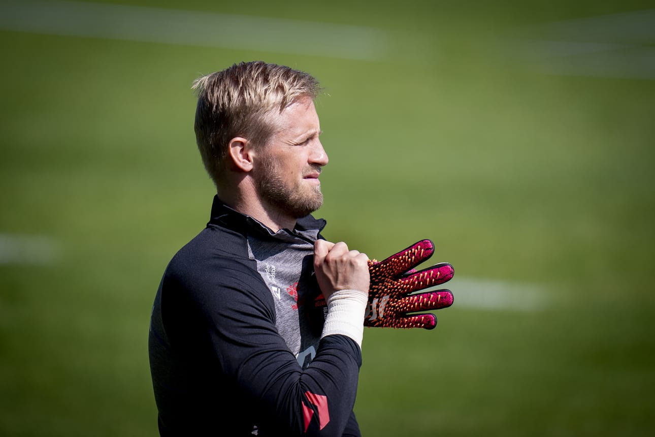 Kasper Schmeichel valmistautui treenikentällä kohtaamaan Huuhkajat.