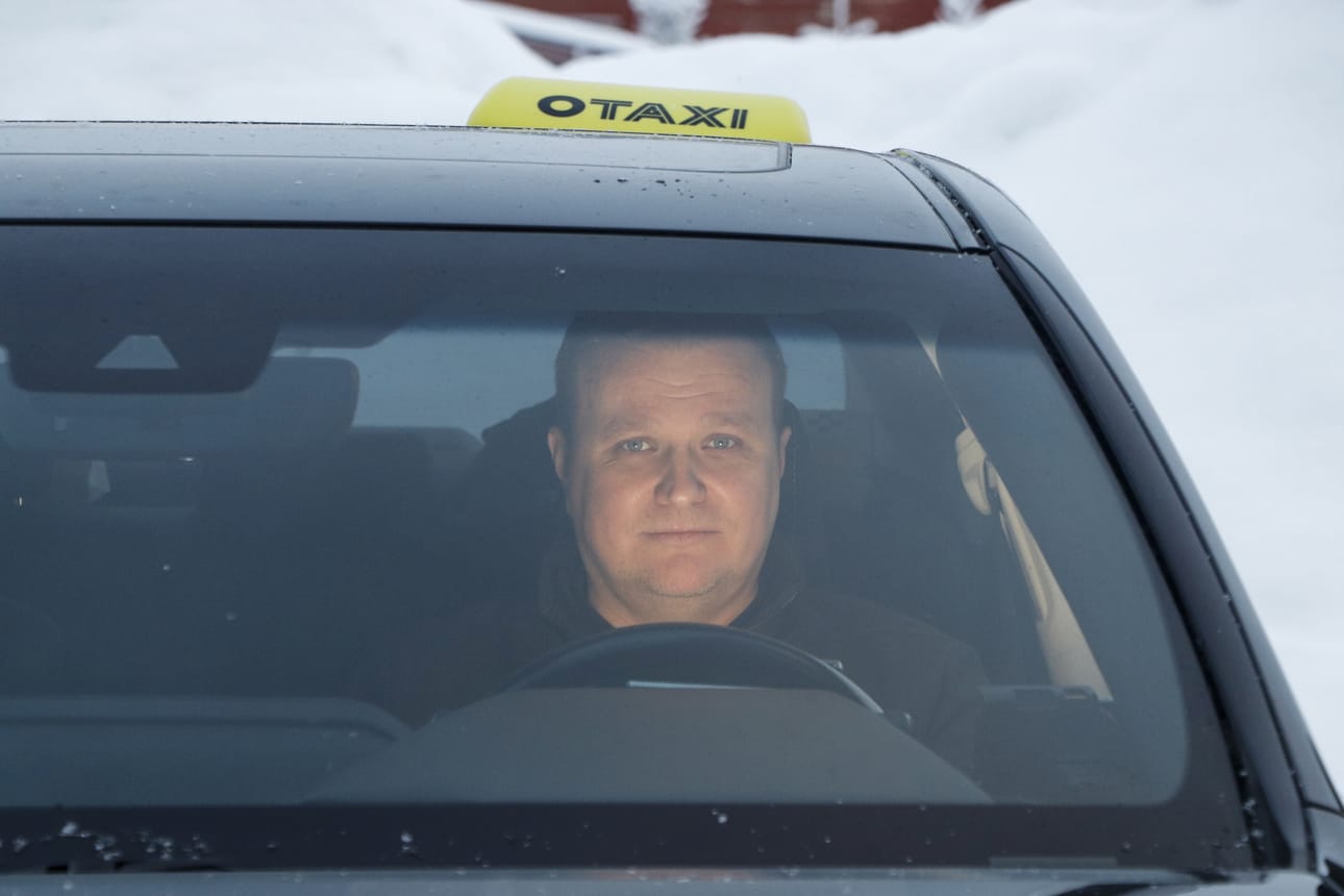 Taksiyrittäjä Hannu Aarni kertoo Kelan, kaupungin ja Pohteen työllistävän eniten takseja.