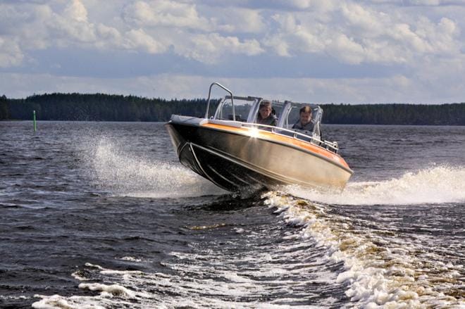 Veneenpohjan puhtaana pitämiseen on muitakin ratkaisuja kuin myrkylliset maalit, sanovat tutkijat. Kuva: Heikki Hakanen