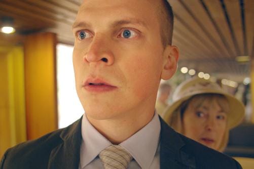 Nuotin vierestä -elokuvassa Arto Mulkonsaari (Riku Nieminen) lähtee karaoke-reissulle Kotkaan äitinsä Leenan (Leena Uotila) kanssa. KUVA: Pressikuva