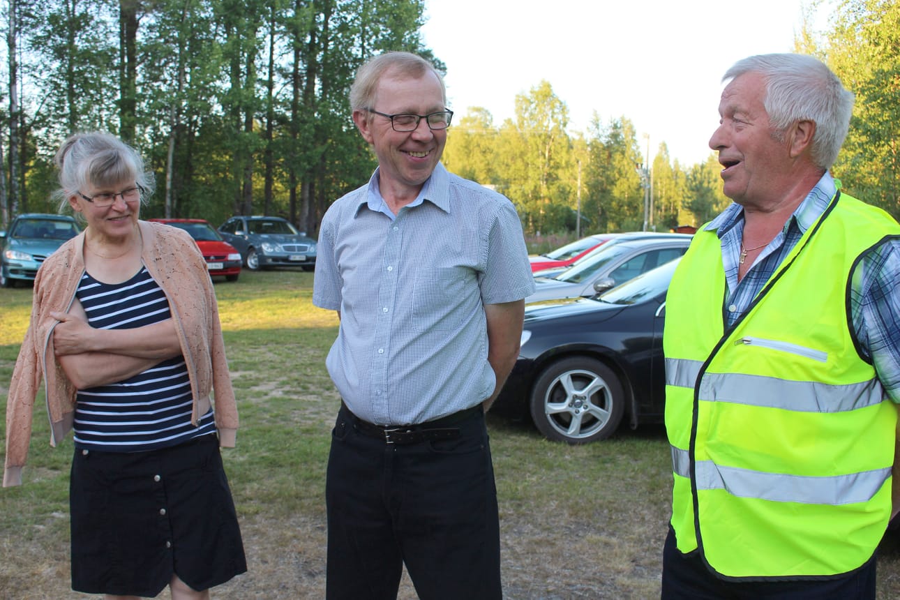 Nuorisoseuran toiminnassa kyläläisistä aktiivisesti mukana ovat Irma ja Kari Similä. Velu Hack on seuran puheenjohtaja ja pyörittää tansseja harrastuksenaan Mirjansa, Seppo-veljensä, veljenvaimo Sirpan kanssa.