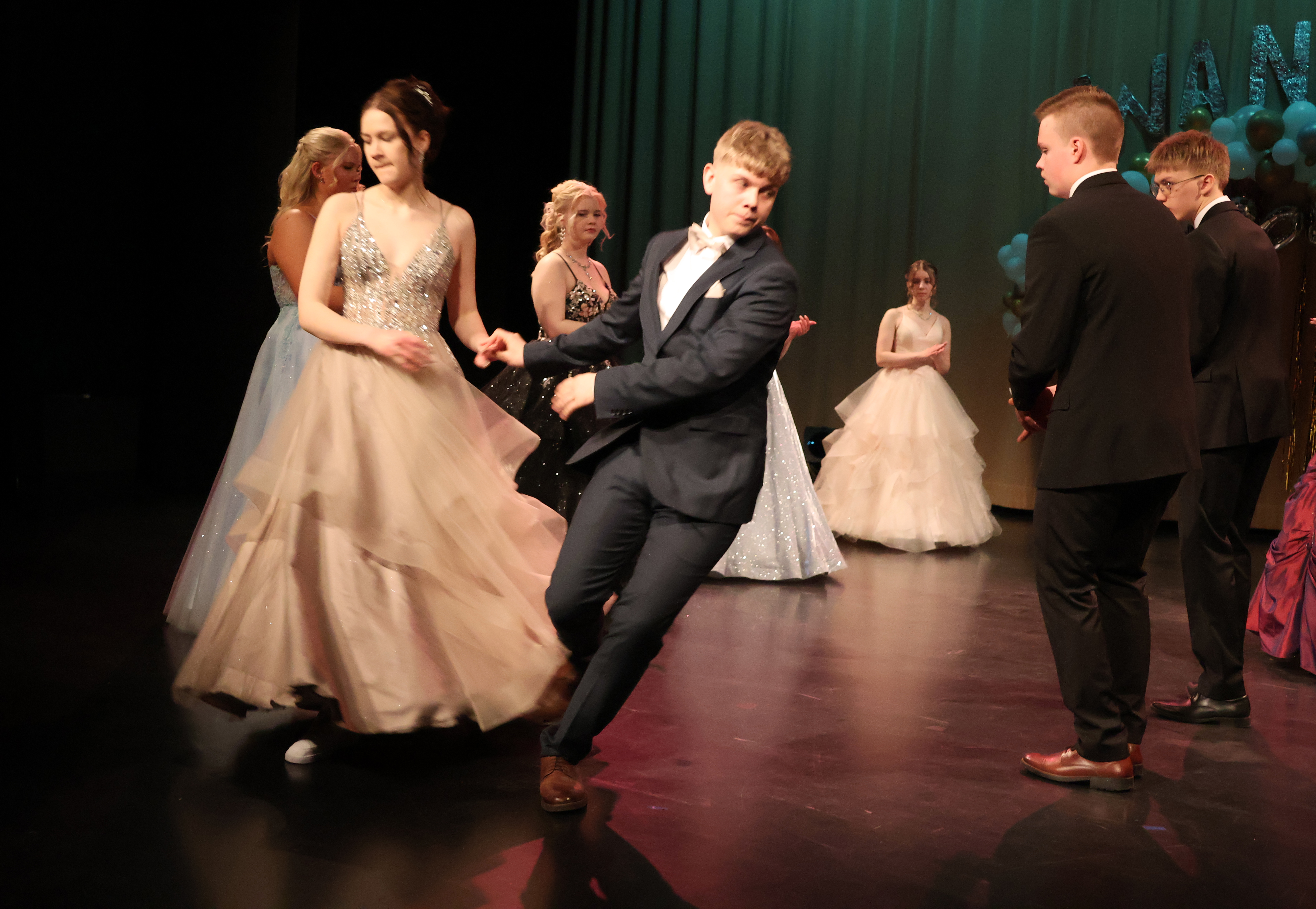 Nuorten suosikkitanssi on virginia reel – Siikalatvan lukion vanhat pyörähtelivät parketilla