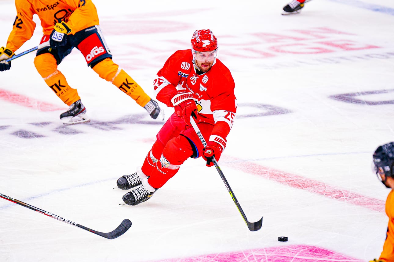Axel Holmström jatkaa Sportin ykkössentterinä. Arkistokuva.