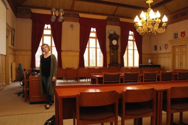 Kaupunginjohtaja Minna Nikander valtuustosalissa, jonka oville hankittiin vartijat ensimmäisessä Kaskisten kuntaliitoskokouksessa marraskuussa. Osa päättäjistä kertoi saaneensa uhkailuja. Nikander ei ole joutunut uhkailun kohteeksi. KUVA: LOTTA KALLIO
