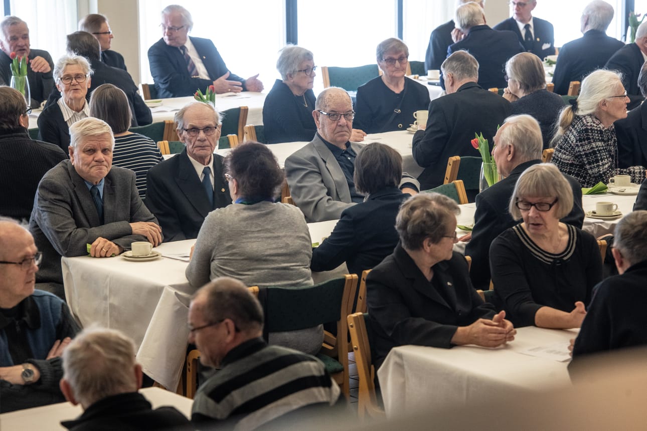 Seurakuntatalon muistojuhlaan kokoontui suuri joukko ihmisiä, jotka halusivat juhlistaa sodan loppumista.