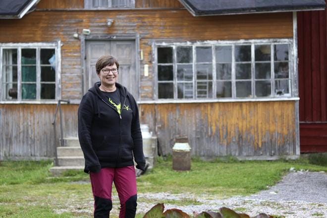 Tiina Aittolampi emännöi Paavolan tilaa Soinin Vehulla. Lauantaina siellä vietetään Osta tilalta -päivää. KUVA: JOHANNA KATAJA