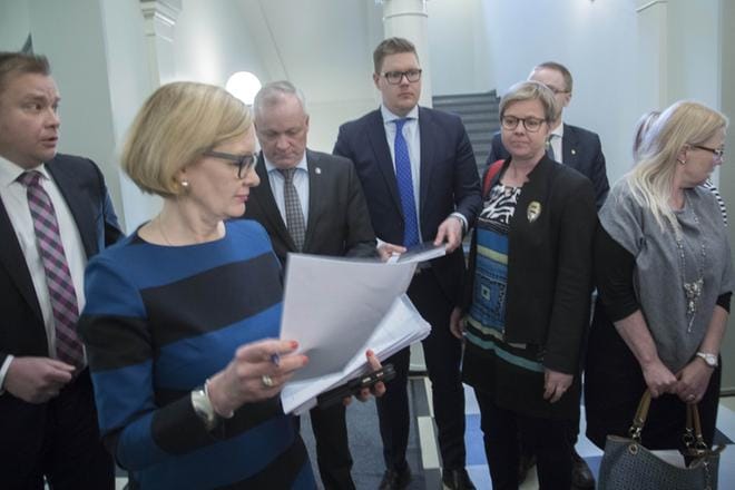 Puhemies Paula Risikko ja eduskuntaryhmien puheenjohtajat aloittivat sopeutumiseläkkeiden käsittelyn viime viikolla. Arkistokuva. KUVA: Mauri Ratilainen, Com.pic