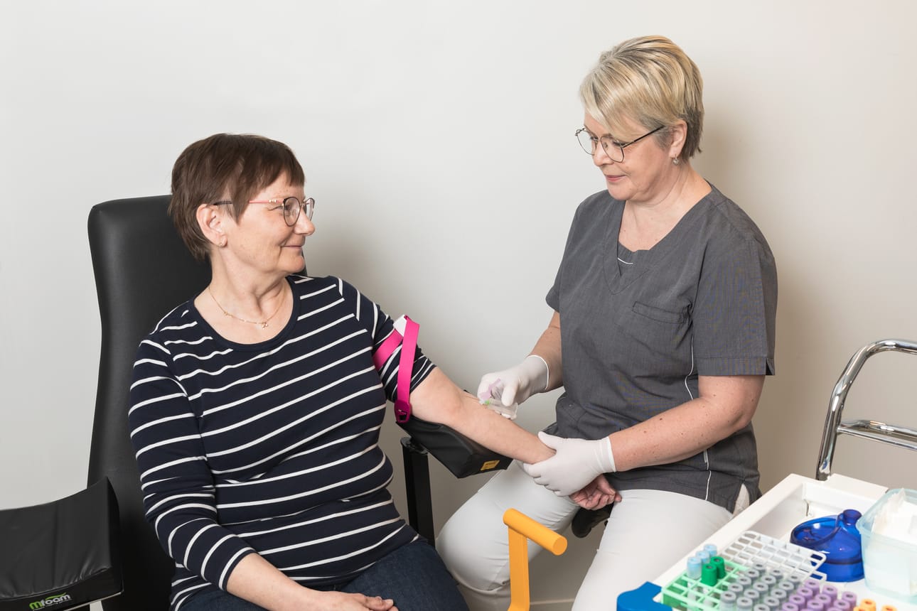 Sairaanhoitaja Marja Bruunin monipuoliseen työnkuvaan kuuluu muun muassa laboratorionäytteiden otto, diabeteshoitajan tehtävät, rokotukset ja muistitutkimukset. Hoitajakäynnillä hoituvat myös muun muassa ompeleiden poistot ja korvahuuhtelut, vaikkapa kätevästi shoppailun lomassa.