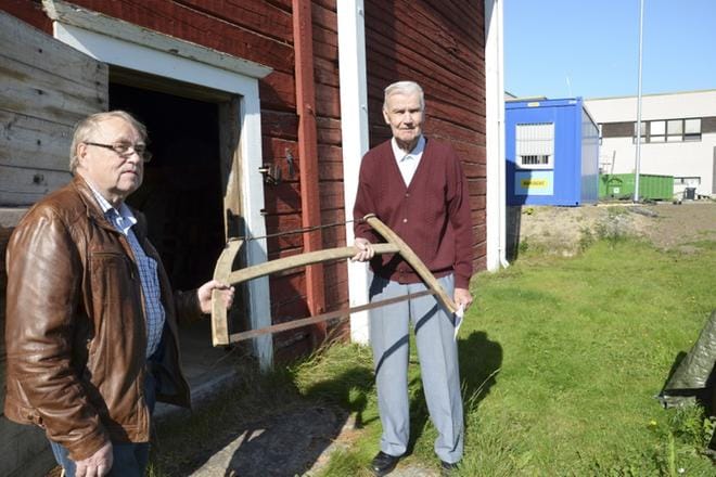 Toivo Juhani Myllyahon lahjoittaman pokasahan otti vastaan Alajärvi-seuran puheenjohtaja Juhani Salo. KUVA: SARI HEINILÄ