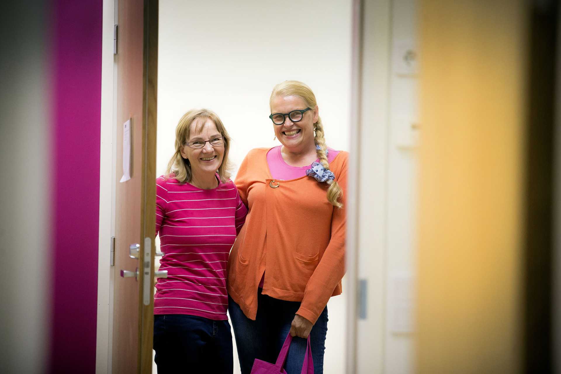 Palvelusihteeri Kaisa Tiluksen ja työterveyshoitaja Päivi Tuomaisen ilmeet kertovat kaiken. Tämän viikon muuttorutistuksen jälkeen alkaa uusi aika uusissa tiloissa.