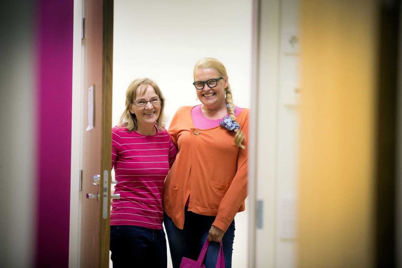 Palvelusihteeri Kaisa Tiluksen ja työterveyshoitaja Päivi Tuomaisen ilmeet kertovat kaiken. Tämän viikon muuttorutistuksen jälkeen alkaa uusi aika uusissa tiloissa.