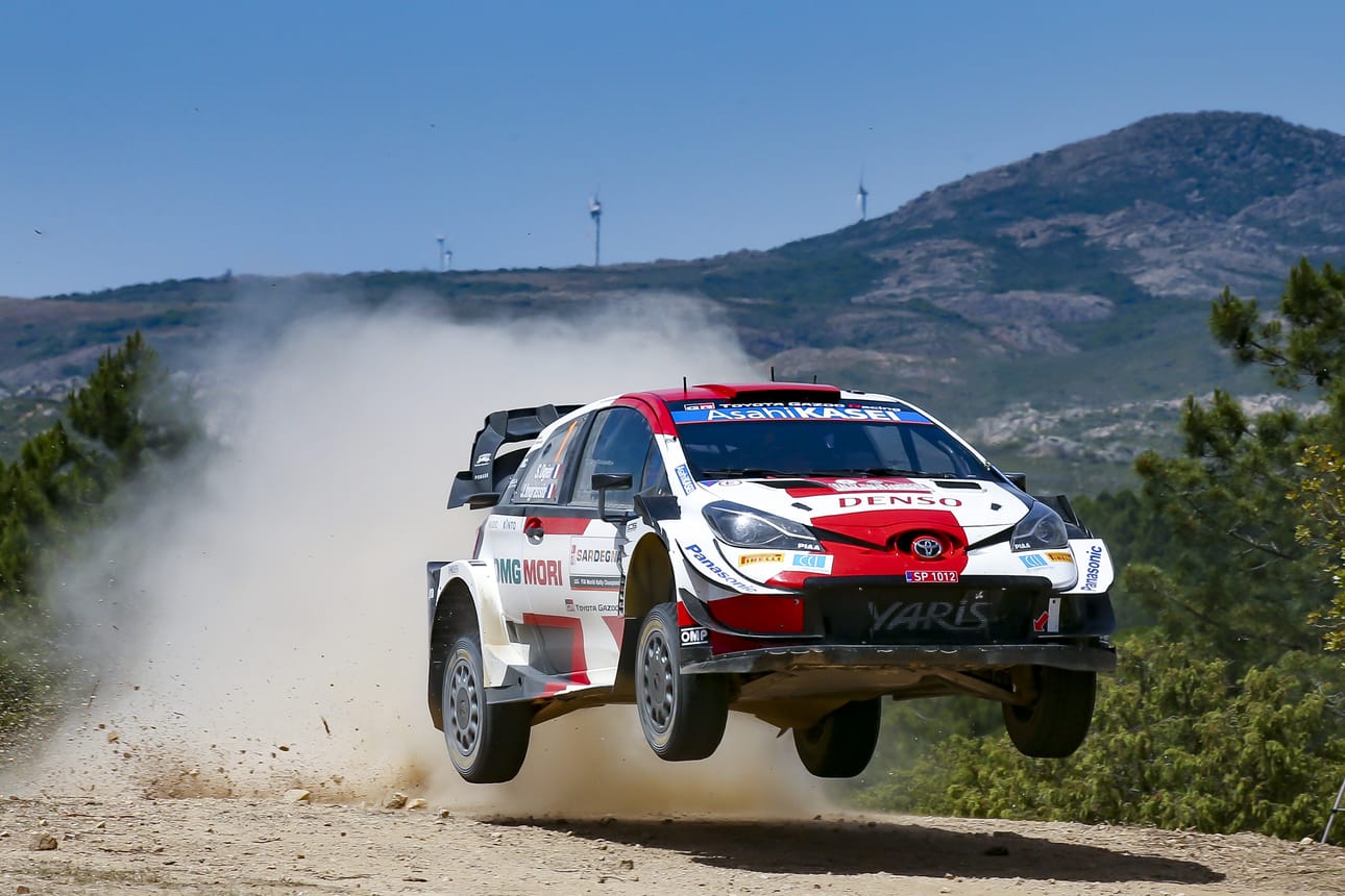Sebastien Ogier lentää Toyotallaan Sardinian MM-rallin kärkipaikalle.