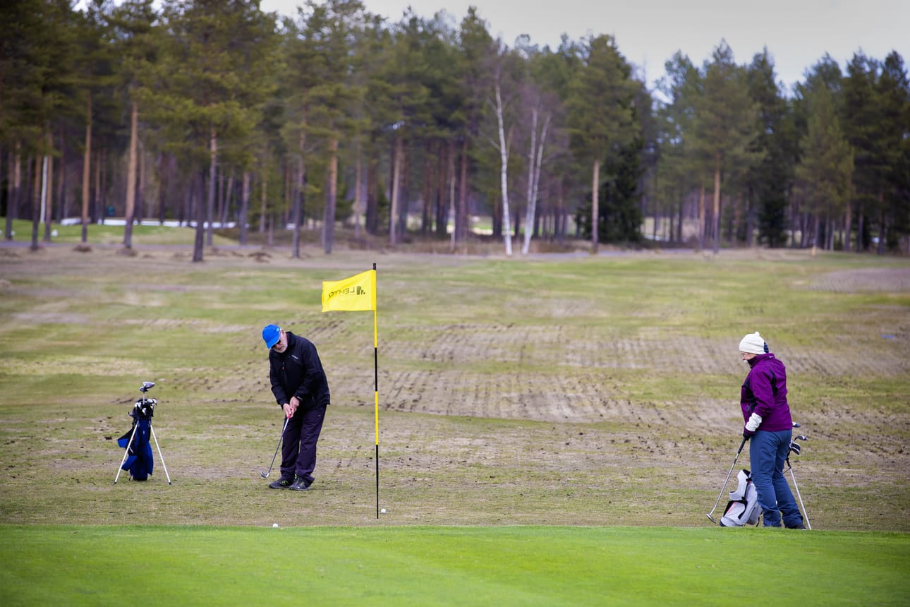 Aviopari Pete ja Marja ovat harrastaneet golfia jo 30 vuotta. He ovat pelanneet paljon myös ulkomailla.