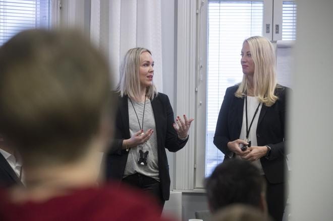 Emma Ruotsala ja Johanna Tidström perustivat somessa.com Oy:n vuonna 2017.