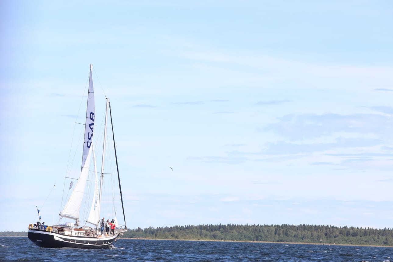 Raahen Fiia purjehtimassa Sedovia vastaan Raahen Meripäivillä.