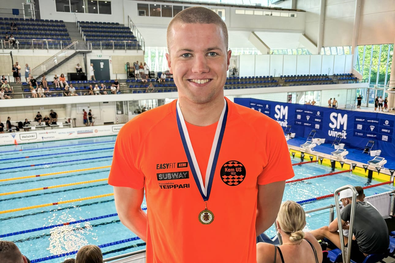 Toni Lipposen kaulassa killuu SM-pronssimitali.
