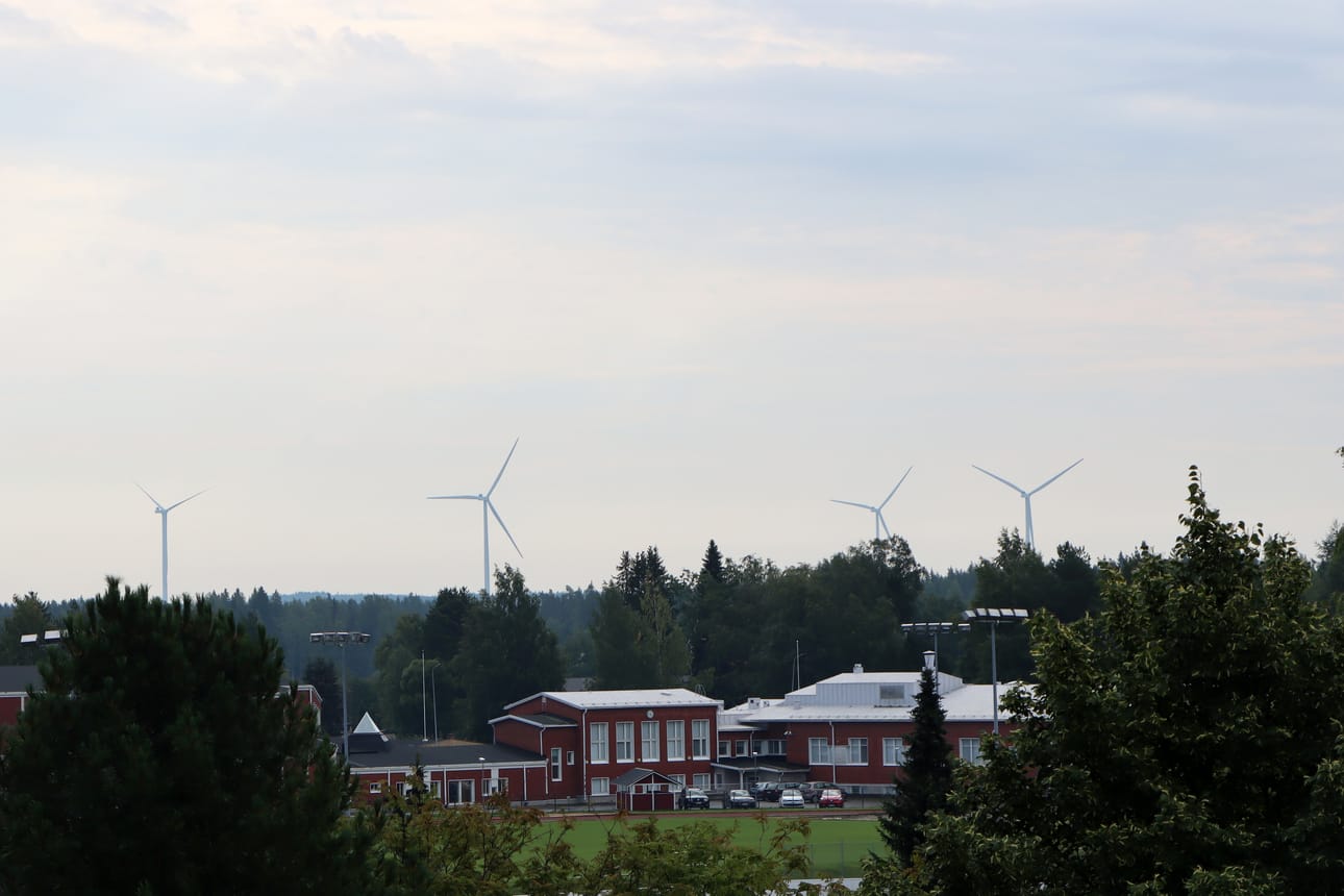 Jurvan Rasakankaalla tuulivoimalat ovat pyöritelleet lapojaan jo kuukausia ja tuottaneetkin vähän sähköä kantaverkkoon.