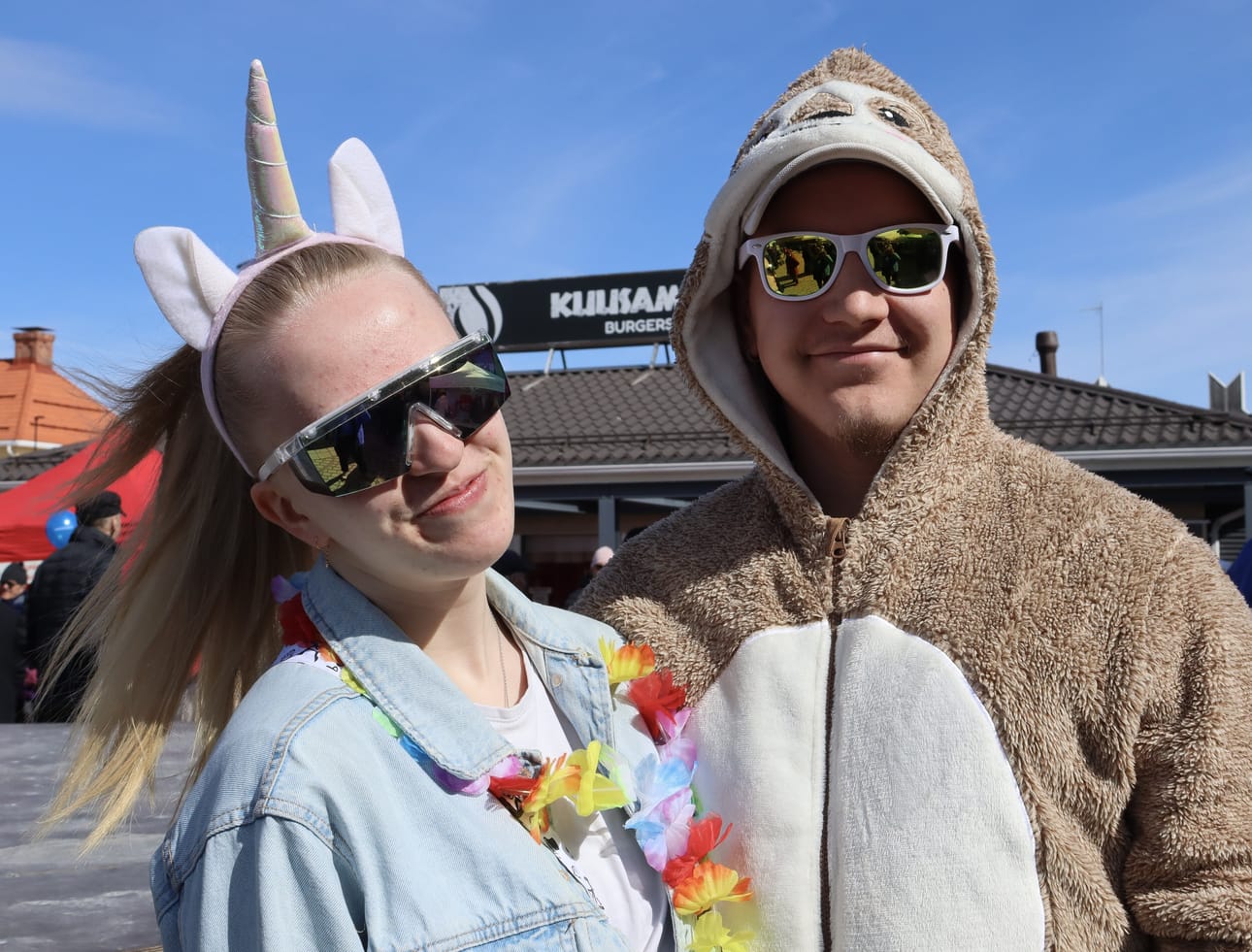 Tiina Pesonen ja Jani Käkelä olivat saapuneet Kuusamon torille vapputeemaisesti pukeutuen. Vapputapahtuma keräsi paikalle noin tuhat kävijää.